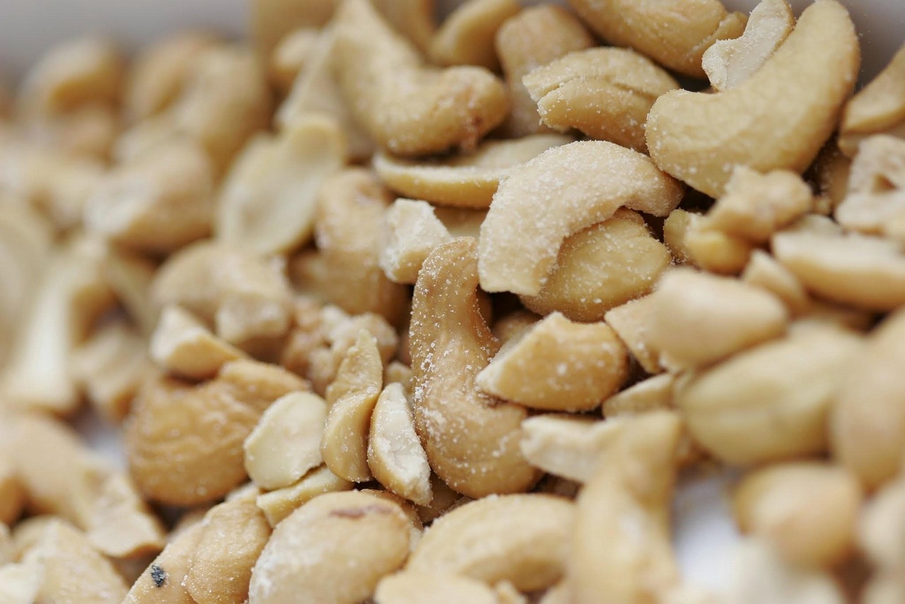 https://solomonbrokerage.com/storage/2025/05/cashew-nuts-2417185_1280.jpg